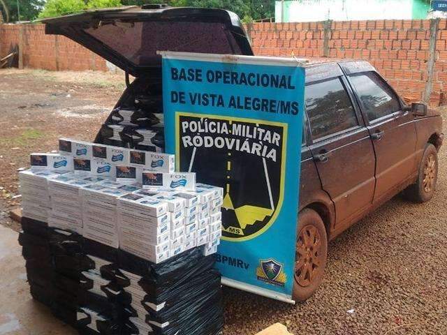 Contrabandista abandona carro abarrotado de cigarros em estrada 