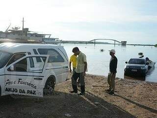 Veículo de funerária removendo corpo encontrado em porto (Anderson Gallo/Diário Corumbaense)