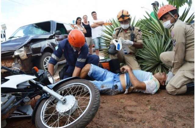 Homem &eacute; arremessado por 3 metros ap&oacute;s ser atropelado por carro