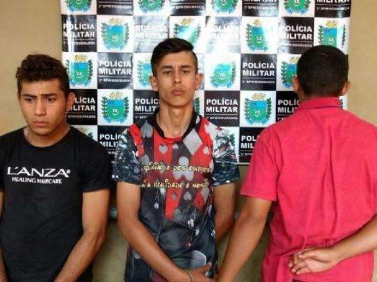 Jovens s&atilde;o presos ap&oacute;s roubar carro para visitar meninas em cidade vizinha