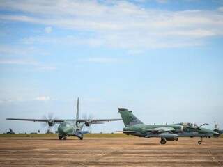 Aeronaves prestes a levantar voo no pátio da Base Aérea de Campo Grande. (Foto: Sargento Bruno Batista e Cabo André Feitosa/CECOMSAER)
