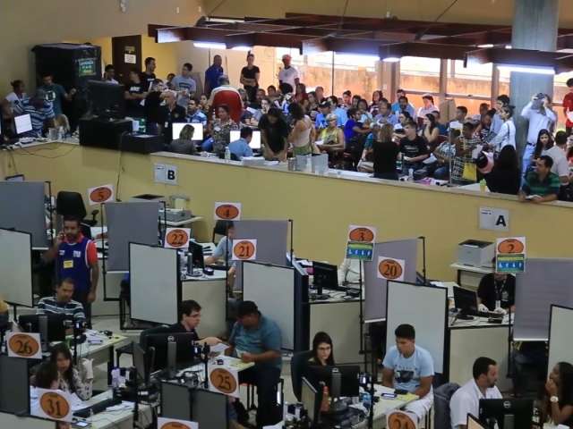 Na correria para regularizar t&iacute;tulo, TRE atende 300 pessoas por hora