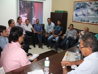 Prefeito Léo Matos (1º à esquerda) reunido nesta segunda com vereadores de Naviraí (Foto: Divulgação)