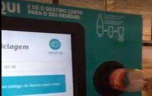 M&aacute;quina troca garrafas pet por ingresso de jogo do Comercial na Copa Verde