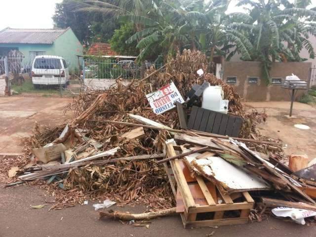 No Cai&ccedil;ara, ruas e cal&ccedil;adas est&atilde;o cheias de entulho