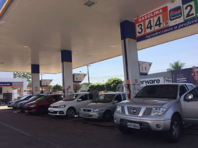 Gasolina a R$ 3,44 faz motoristas lotarem posto de combust&iacute;vel
