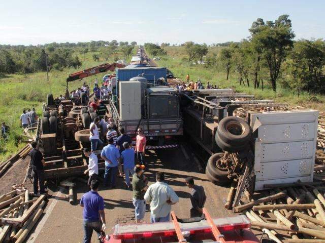 Caminhoneiro morre ao tentar evitar acidente e BR-262 tem trecho fechado