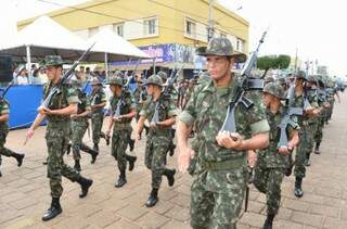 Militares no Desfile de 7 de Aquidauana, que este ano foi cancelado devido à estiagem. (Foto: Divulgação)