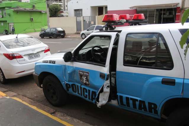 Homem tenta atropelar policiais e foge ap&oacute;s bater em viatura