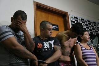 Ailton, Rodrigo, Gustavo e Vera, foram indiciados por tráfico de drogas, associação para o tráfico e posse ilegal de munição (Foto: André Bittar)
