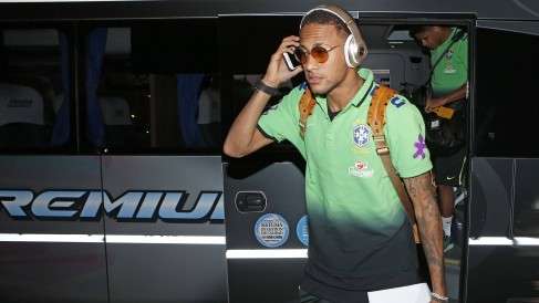 Refor&ccedil;ada por Neymar, Sele&ccedil;&atilde;o chega a Bueno Aires para enfrentar Argentina