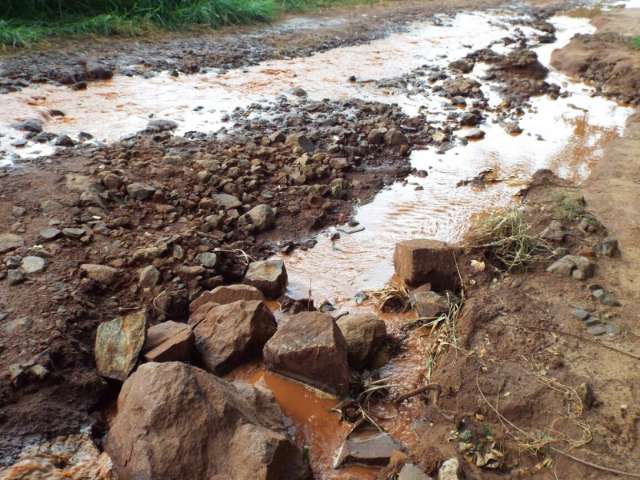 Morador denuncia ruas tomadas por matos e buracos no Ch&aacute;cara Cachoeira