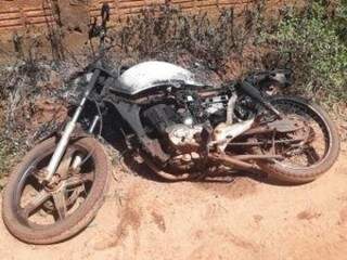 Motocicleta da vítima foi encontrada queimada na fronteira (Foto:Porã News)