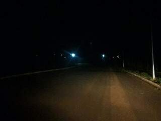 Durante a noite a rua fica sem nenhuma iluminação (Foto: Direto das ruas)