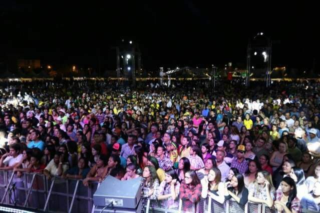 F&atilde;s abrem m&atilde;o de assistir jogo da sele&ccedil;&atilde;o para esperar show de Jads e Jadson