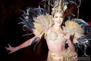 Usando o traje da Escola de Samba Deixa Falar, ela foi um das vencedoras do Miss Grand Internacional 2015.(Foto: Arquivo Pessoal)