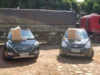 Veículos e cigarros contrabandeados foram apreendidos pela Polícia Federal. (Foto: Divulgação/PF)
