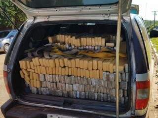A droga estava no interior da Blazer, dividida em 1.656 tabletes. (Foto: Divulgação PM) 