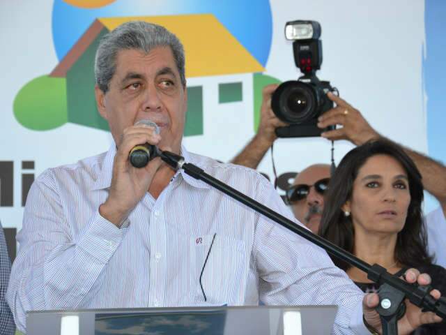  &quot;Falta acertar com a Pol&iacute;cia Civil e administrativos&quot;, diz Andr&eacute; sobre reajuste