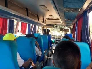 Passageiros viajam de Dourados para Fátima do Sul em micro-ônibus do Expresso Fátima do Sul (Foto: Helio de Freitas)