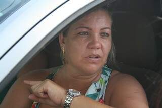Moradora de um condomínio, Sandra conta que às vezes mal consegue tirar o carro da garagem (Foto: Marcos Ermínio)