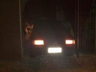 De r&eacute;, bandidos jogam carro contra porta de loja em tentativa de furto
