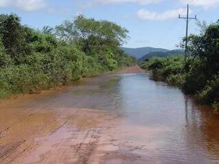 Estrada Parque, no Pantanal, em foto da época em que foi fechada ao tráfego, em maio deste ano. (Foto: Divulgação/Agesul)