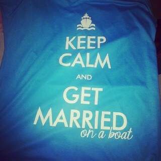 Um dos mimos dados pelos noivos: a camiseta escrita &quot;keep calm and get married on a boat&quot;.