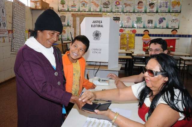 Em aldeias, se&ccedil;&otilde;es t&ecirc;m longas filas e demora de dois minutos para voto