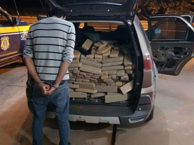 Condutor tenta fugir com farol apagado e &eacute; preso com 610 kg de maconha na BR-267