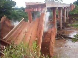 Ponte desabou em Guia Lopes, em janeiro de 2016 (Foto: Reprodução vídeo).