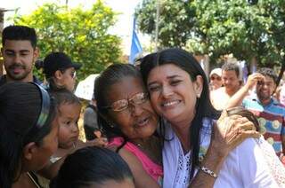 Rose abraça eleitora durante campanha. (Foto: Alcides Neto)