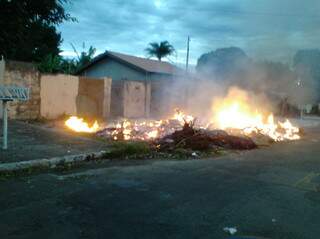 Em rua da Vila Margarida, calçada virou lixão e moradores colocaram fogo para acabar com o problema. (Foto: Marta Ferreira)