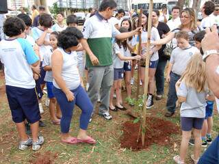 Prefeito sancionou plano diretor de arborização e plantou ipê nesta sexta-feira. (Foto: Simão Nogueira). 