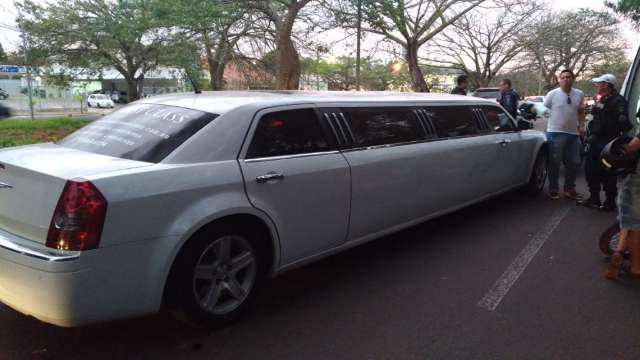 Com licenciamento vencido, limousine &eacute; apreendida durante blitz