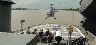Helicóptero da Marinha pousando no navio Parnaíba no rio Paraguaio. A aeronave também poderá será usada na operação, que está em andamento. 