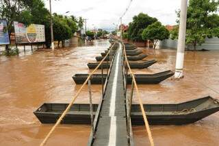 A passarela foi montada na Rua Teodoro Rondon, que liga Aquidauana a Anastácio, município vizinho. (Foto: Assessoria de Imprensa da Prefeitura de Aquidauana)