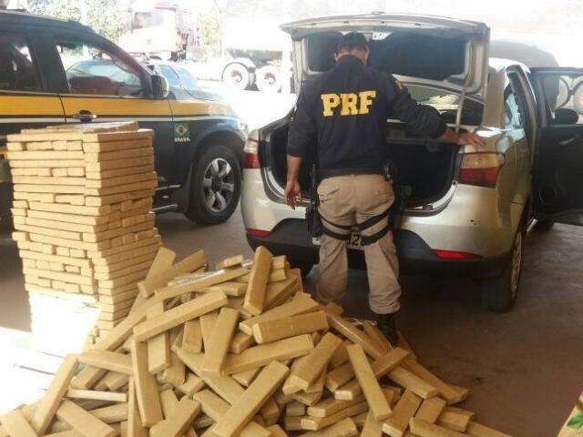 Mulher &eacute; presa transportando 500 kg de maconha em ve&iacute;culo roubado