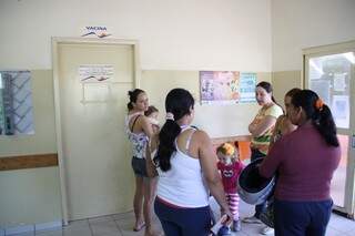 Procura por vacinas lotou postos desde a última terça-feira (Foto: Marcos Ermínio)