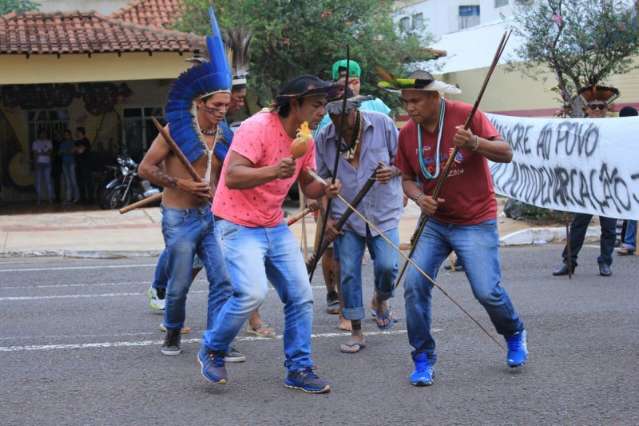 &Iacute;ndios interditam rua da Funai em protesto contra sa&iacute;da de coordenador