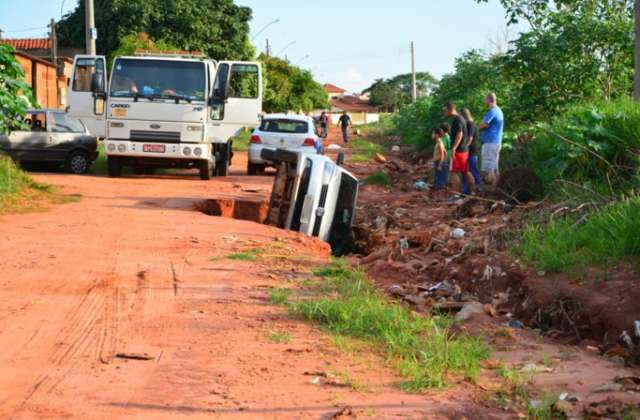 Ve&iacute;culo &eacute; engolido por cratera gigante em cidade do interior 