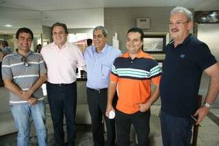 André ao lado de Moka e três dos quatro deputados federais do PMDB  (Foto: Marcos Ermínio)