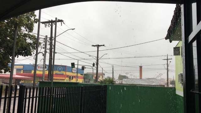Em pouco tempo, chuva intensa alaga trecho da Zahran 