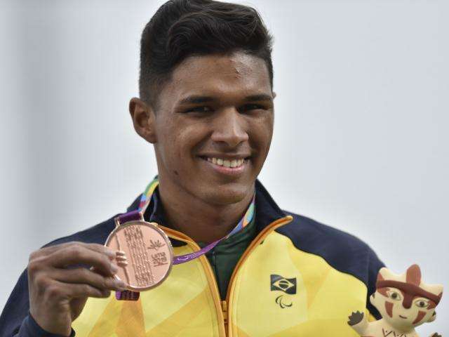 Corredor de Navira&iacute; conquista medalha de ouro e bate recorde nos 100m