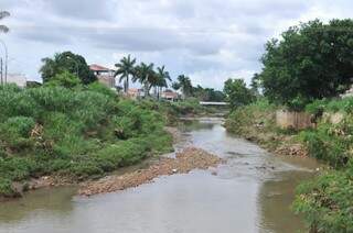 Asfixiado pelo assoreamento e cercado pela erosão, o rio Anhanduí é o principal curso de água da cidade. (Foto: Alcides Neto)