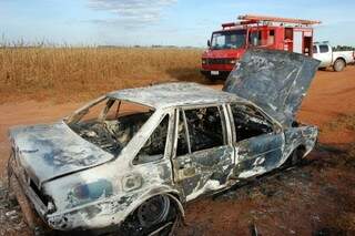 Carro pode ter sido usado para o crime ocorrido local onde ele foi incendiado. (Foto: O Correio News)