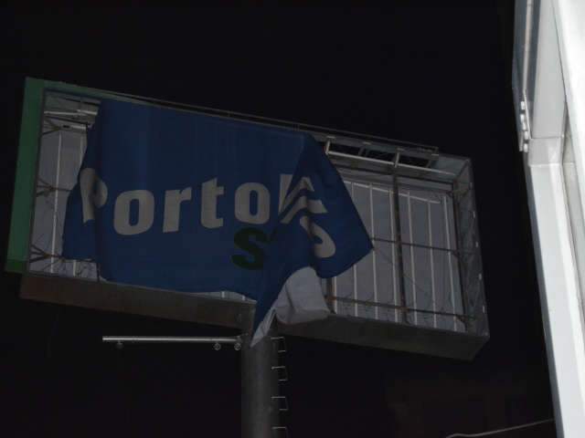  Comerciantes levam susto ap&oacute;s ventania desprender barra de toten