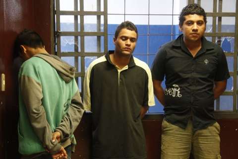 Três são presos após invadirem casa e furtarem equipamentos e joias 