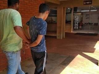 Adolescente é levado para delegacia, para depoimento sobre assalto (Foto: Adilson Domingos)