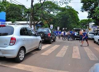 Mesmo com sinalização reforçada em frente a escolas, motoristas continuam parando em fila dupla e sobre a faixa de pedestre (Foto: Eliel Oliveira)